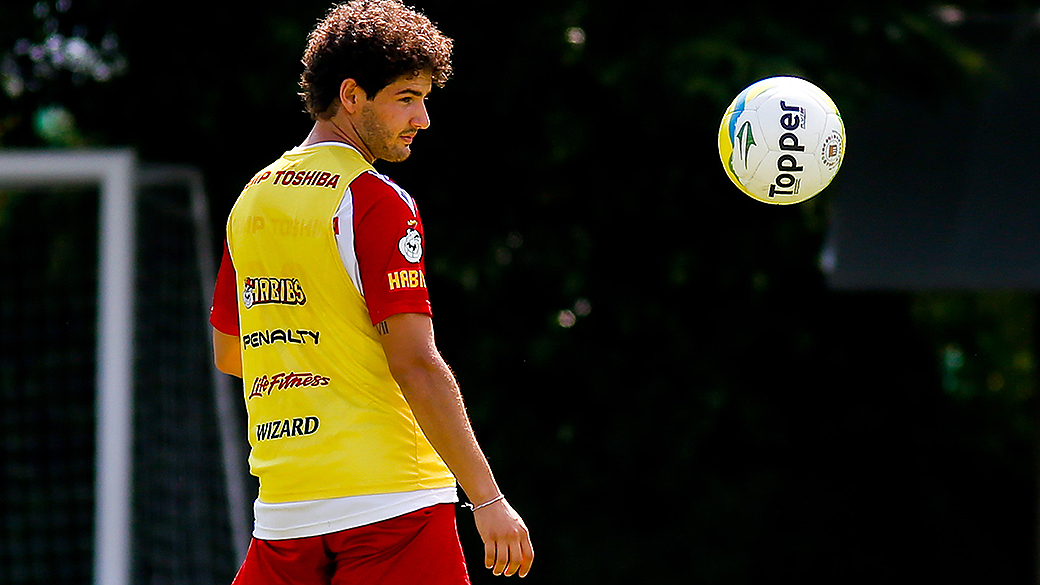 Pato se destaca e faz gol de letra em treino do São Paulo