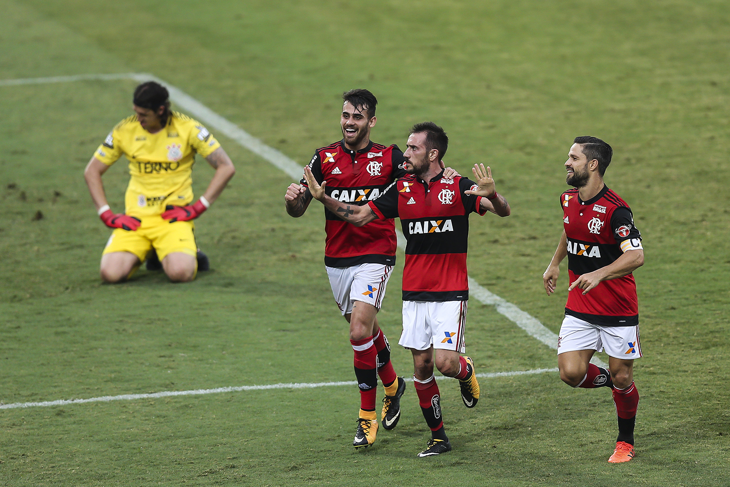 Flamengo vence campeão brasileiro com briga interna