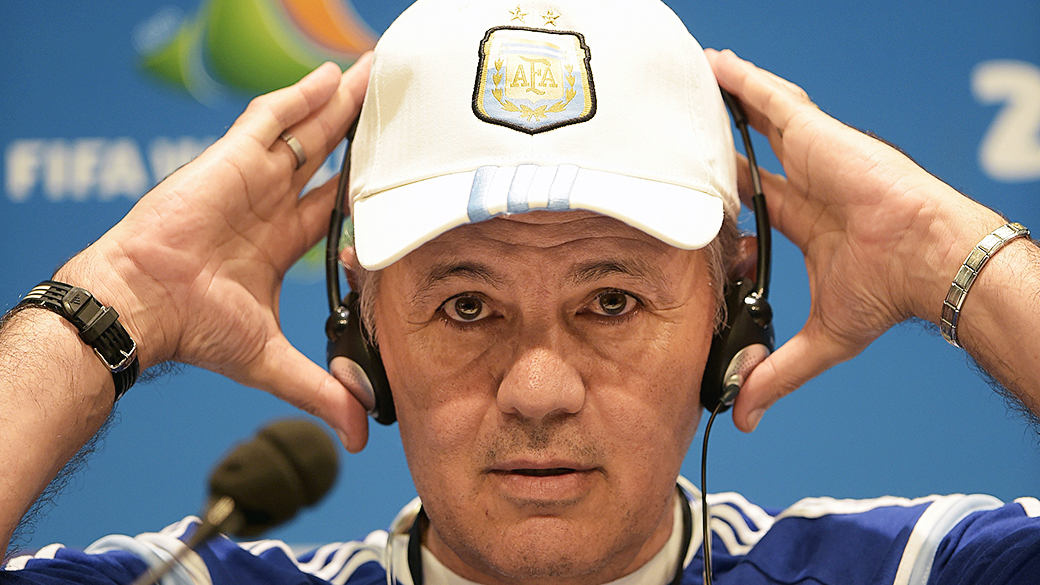 Alejandro Sabella, quando técnico da seleção argentina, durante coletiva na véspera da estreia contra a Bósnia