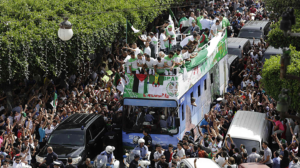 Seleção da Argélia é recebida por uma multidão nas ruas da capital Argel