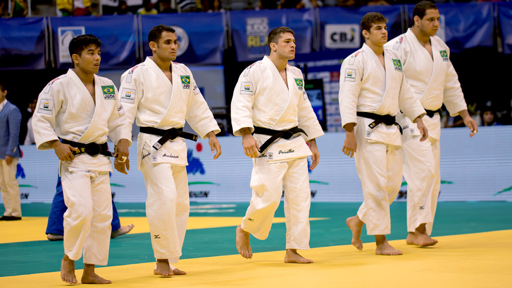 Equipe brasileira masculina na disputa por equipes durante Campeonato Mundial de Judô Rio