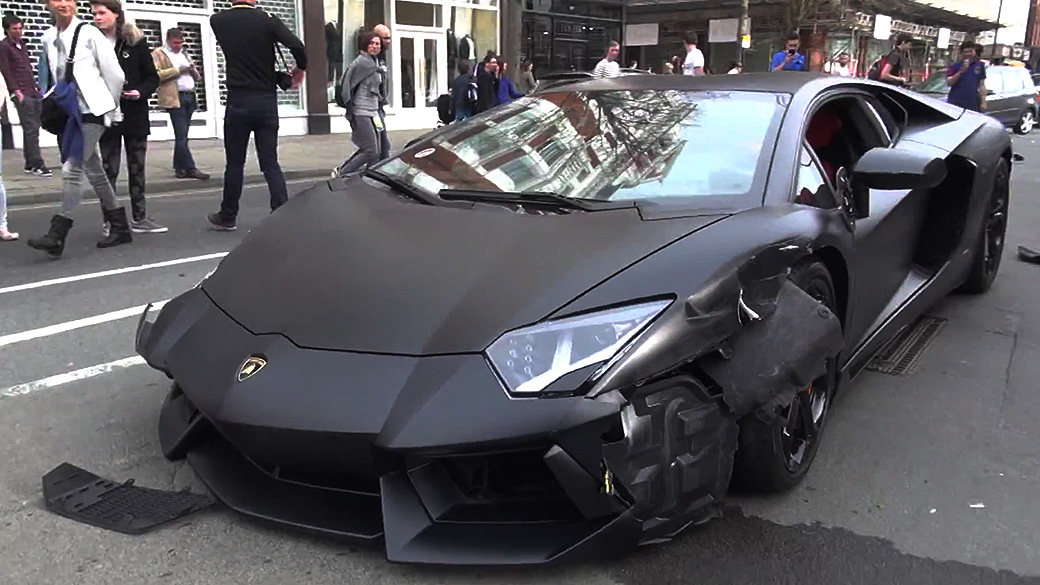 Domingueiro bate Lamborghini Aventador em Londres