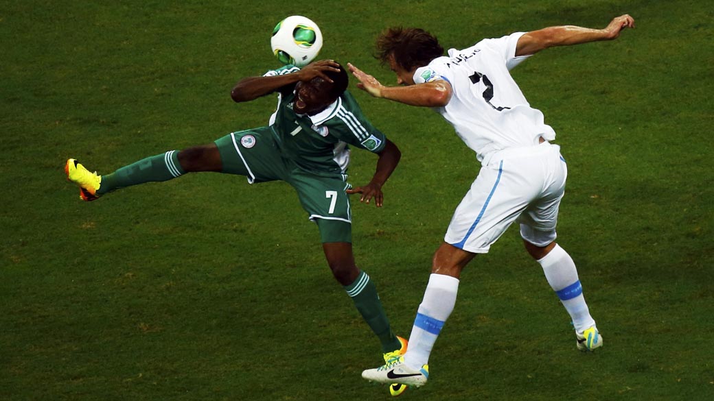 Diego Lugano em dividida durante partida entre Uruguai e Nigéria