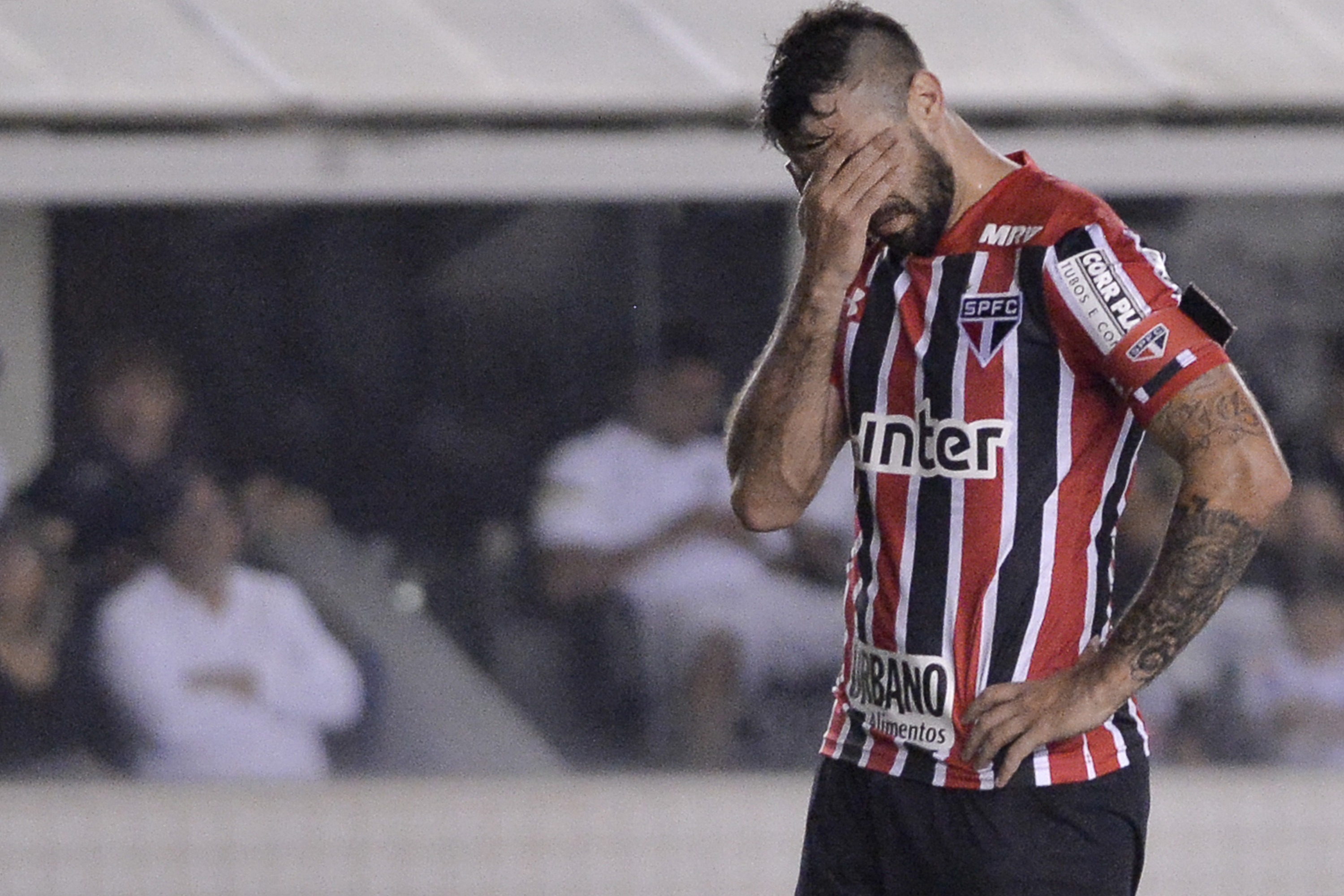 Brasileirão: Vitória e São Paulo fazem confronto direto na Bahia
