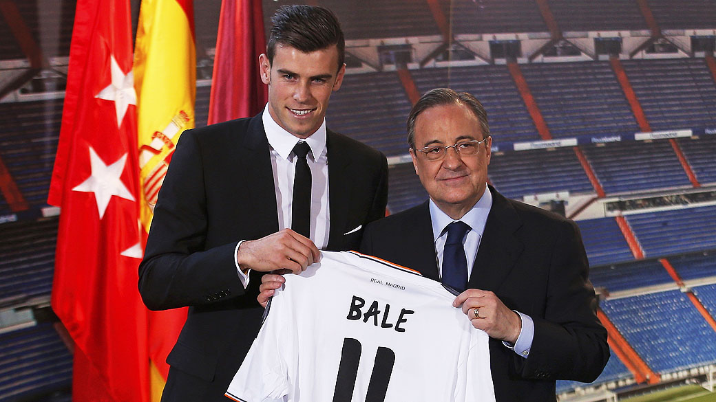 O galês Gareth Bale é apresentado como novo jogador do Real Madrid ao lado do presidente do clube, Florentino Perez, no estádio Santiago Bernabeu, em Madrid