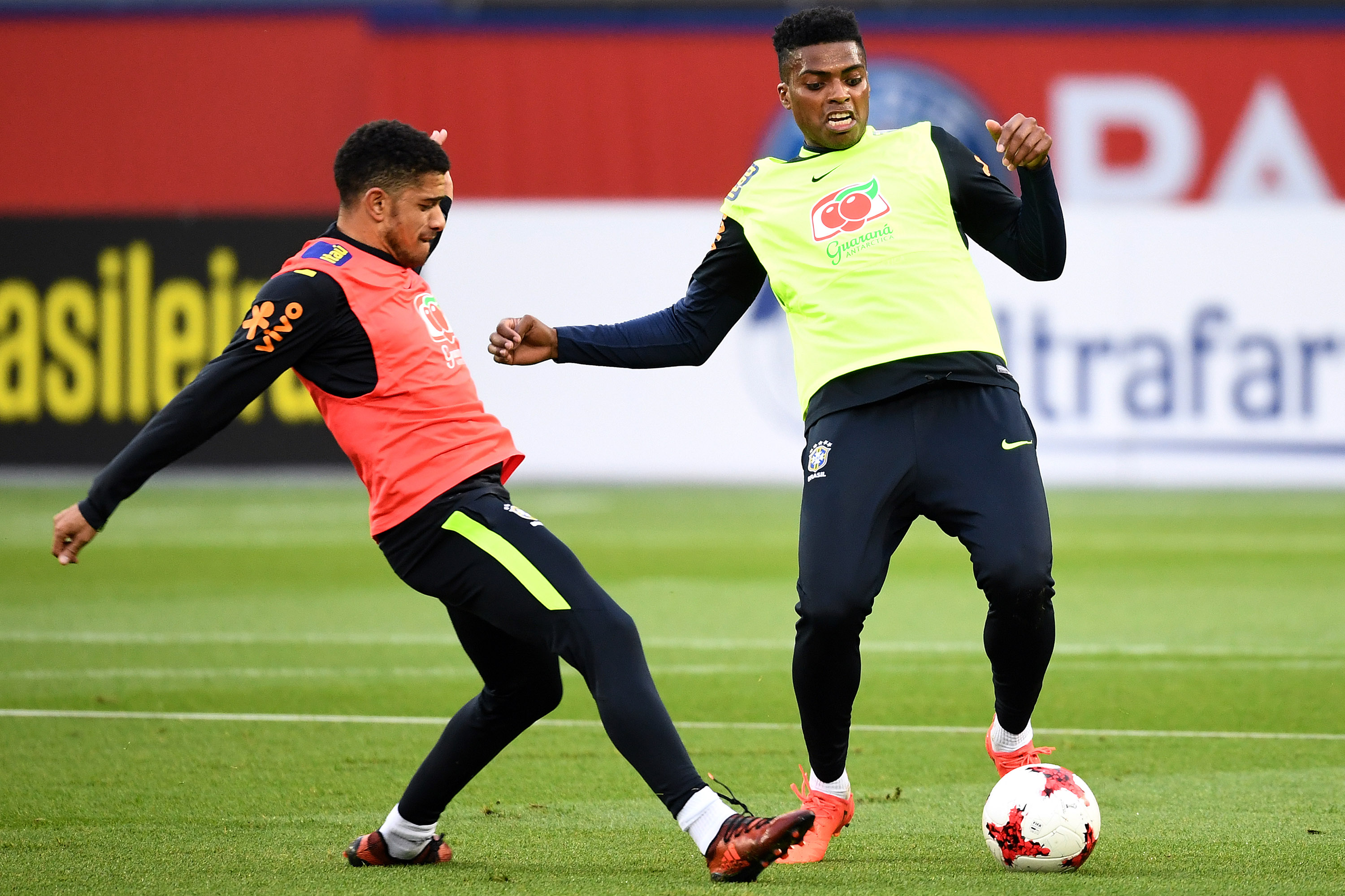 Seleção treina com Danilo, Jemerson e Giuliano entre titulares