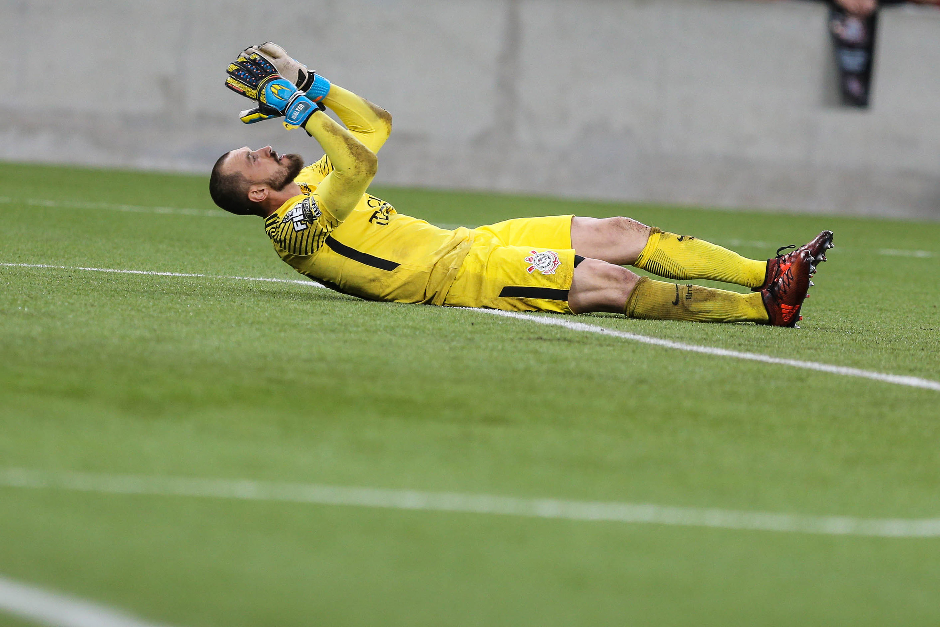 Desfalque certo: Corinthians confirma lesão do goleiro Walter