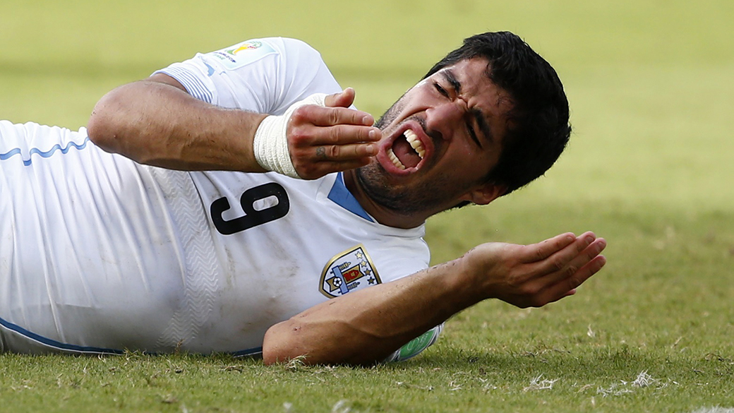 Suárez é suspenso por nove jogos e banido do futebol por quatro meses