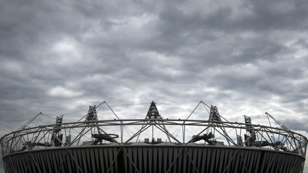 O lado externo do Estádio Olímpico: ferro pintado de branco, concreto pintado de preto