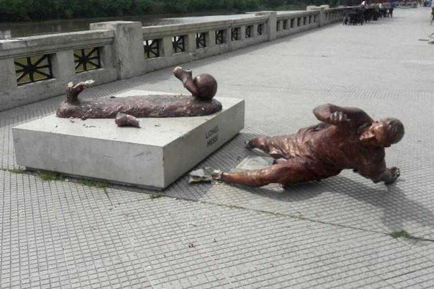 Estátua de Messi sofre ataque de vândalos em Buenos Aires
