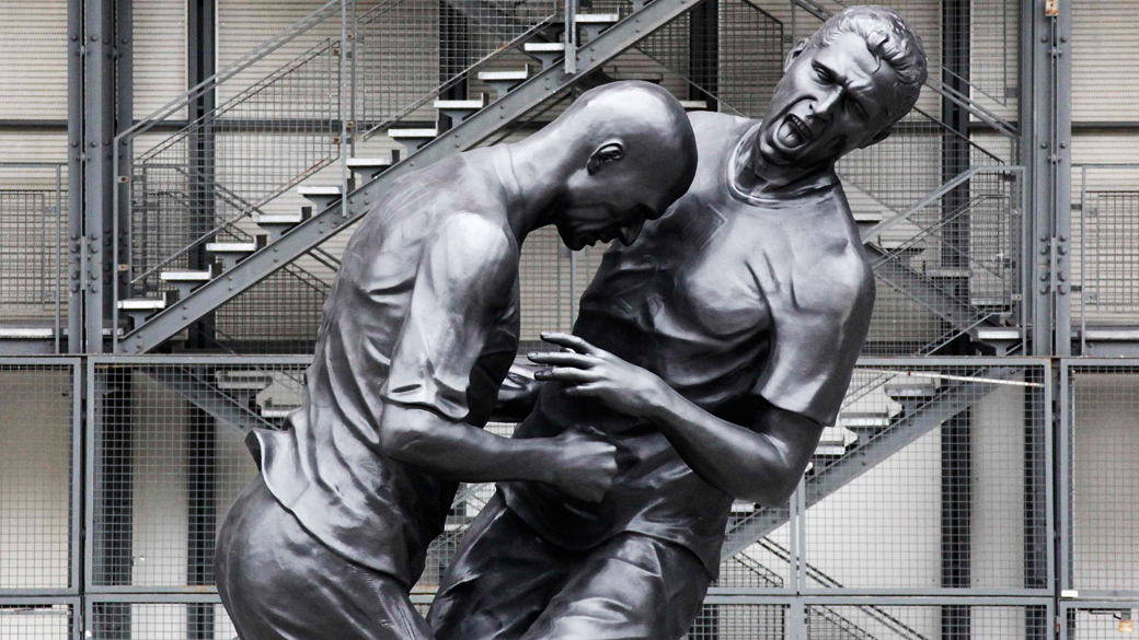 Cabeçada de Zidane em Materazzi vira estátua em Paris