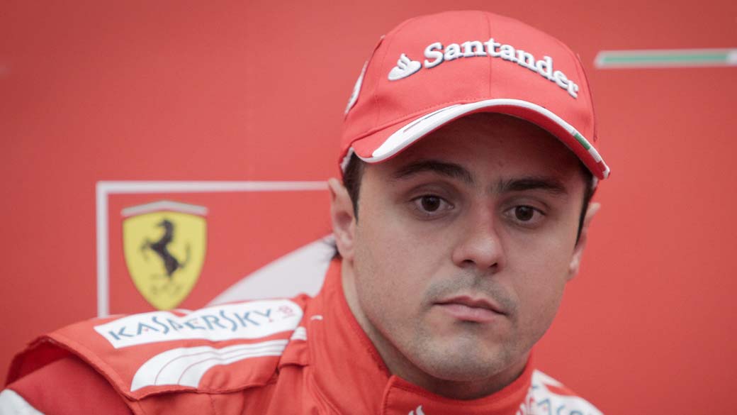 Massa faz exibição com Ferrari pelas ruas de Varsóvia