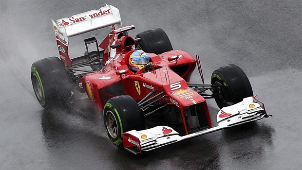 Mesmo sob forte chuva, Fernando Alonso conduziu sua Ferrari à primeira posição do grid
