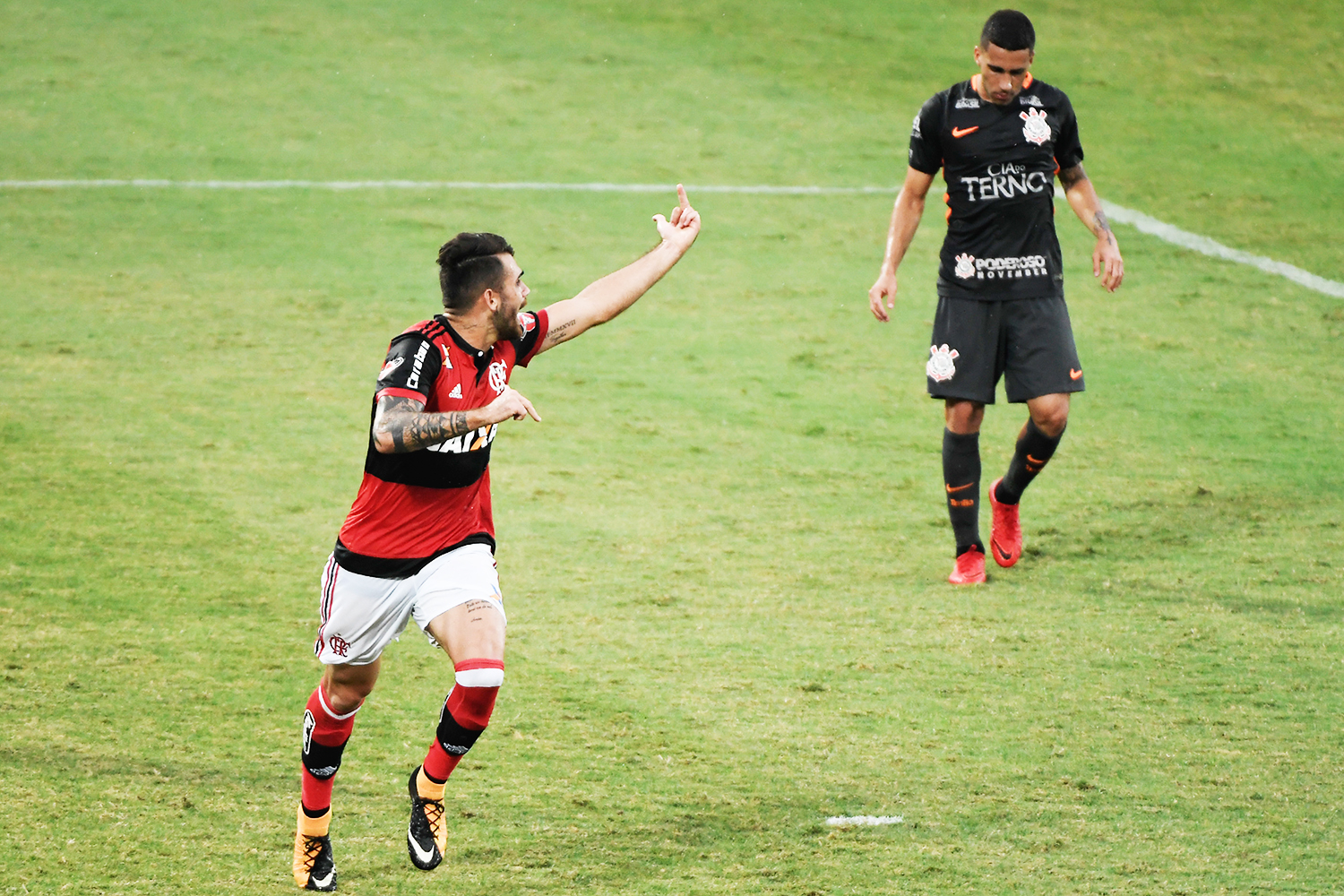 Flamenguistas brigam no final do 1° tempo contra o Corinthians