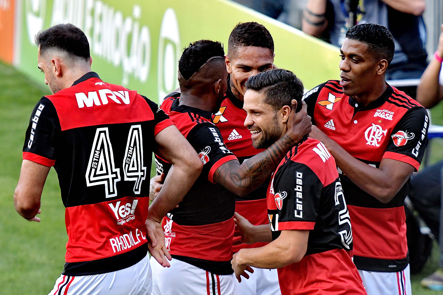 Flamengo derrota o Atlético-PR com facilidade na Ilha do Urubu
