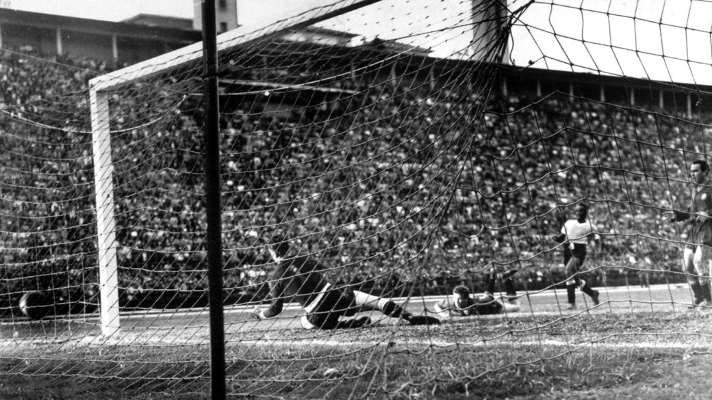 Copa de 1950: no Pacaembu, Ghiggia marca contra a Espanha