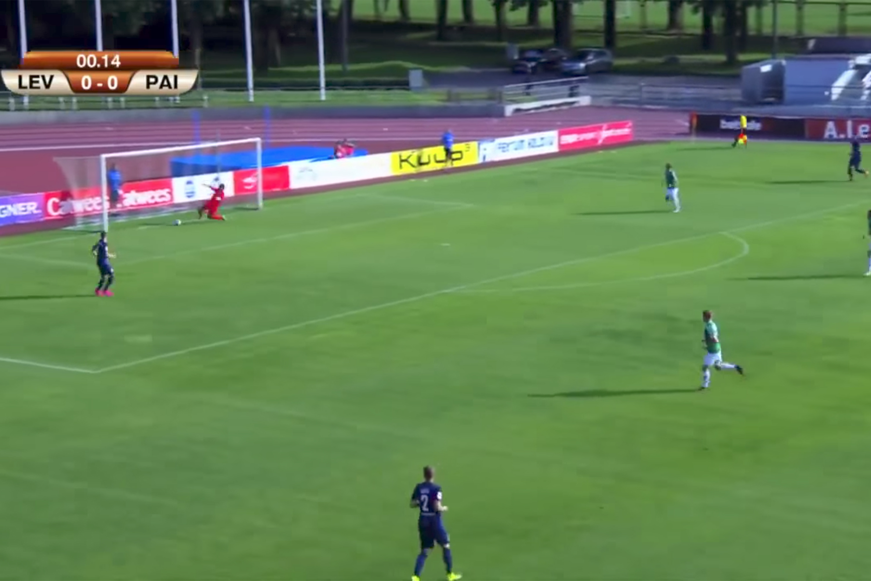 Vídeo: na Estônia, time marca gol sem tocar na bola