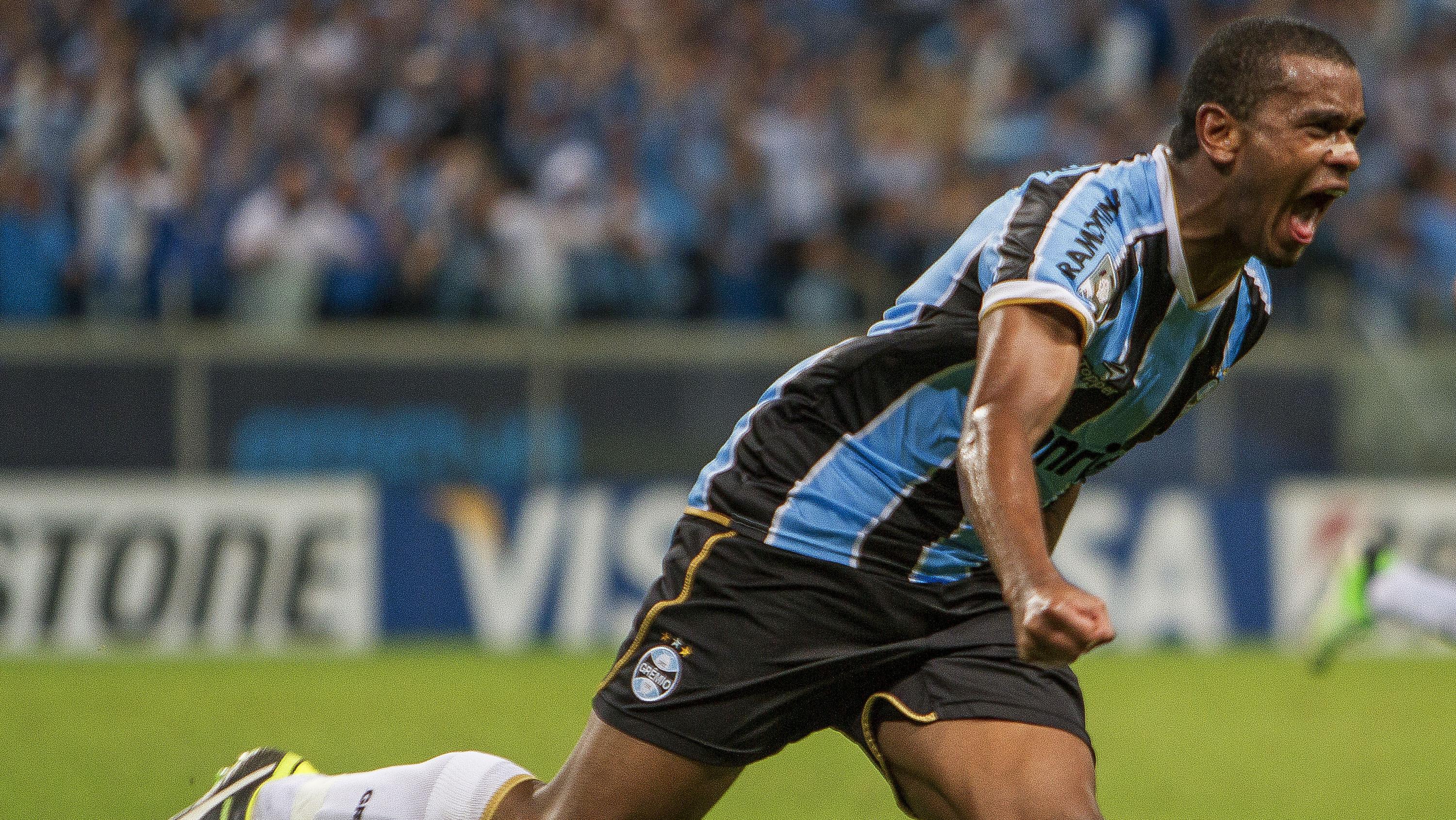 Com um a menos, Grêmio bate Santa Fé e abre vantagem