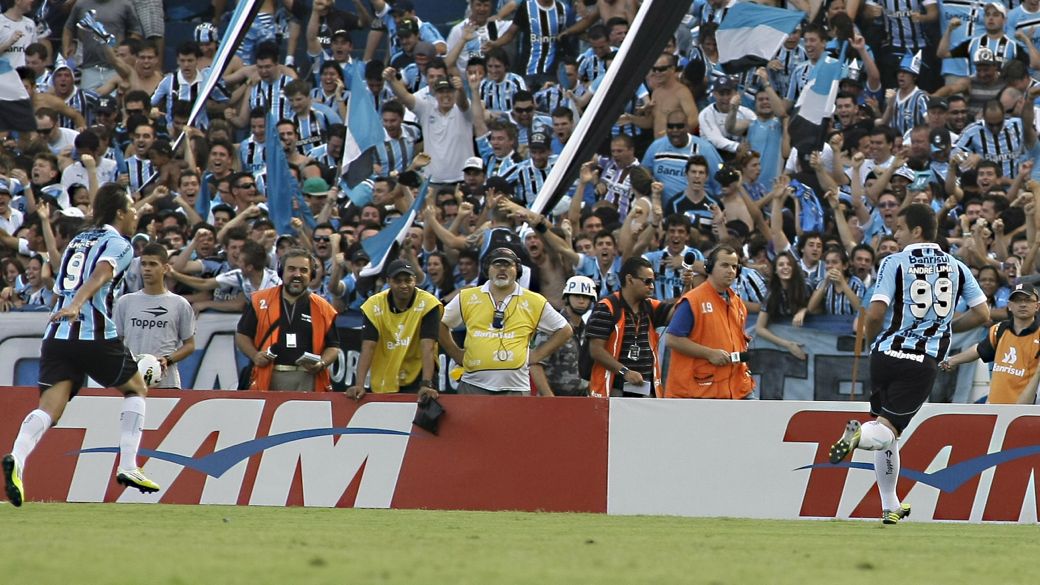 Grêmio vence São Paulo de virada e entra no G4 do Brasileirão