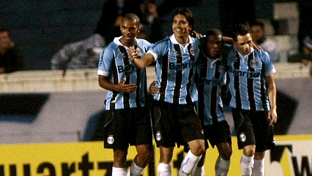 Marcelo Moreno (centro) abriu o caminho para a vitória do Grêmio