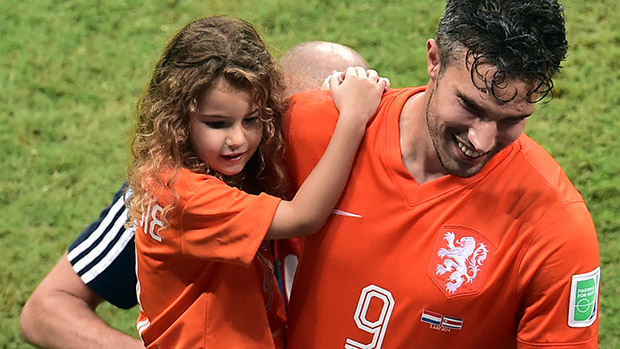 Holandeses celebram vaga com filhos no gramado