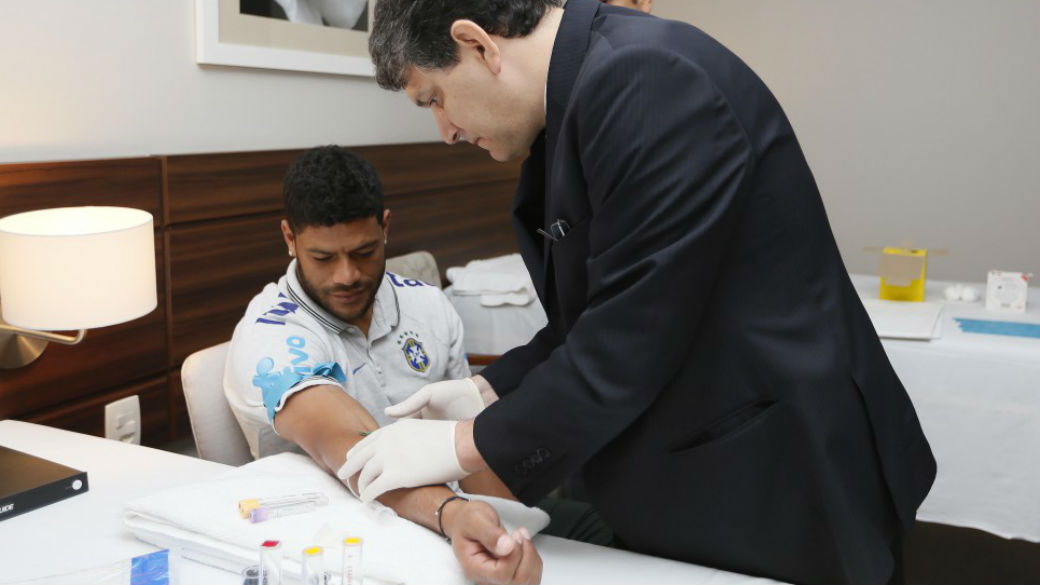 Jogadores da seleção brasileira fazem exame antidoping