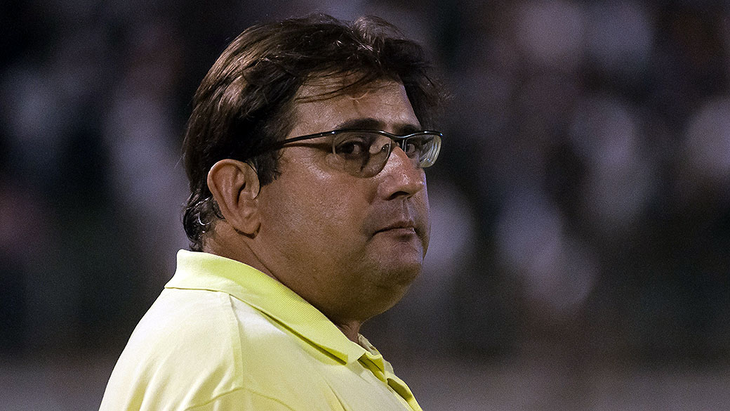 O técnico Guto Ferreira, de 49 anos: fora do próximo jogo do líder do campeonato