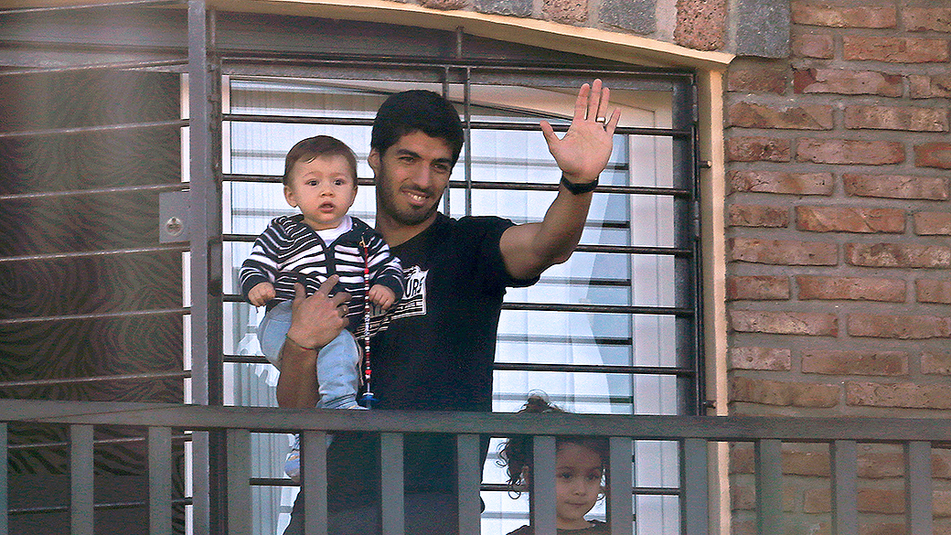 Suárez agradece mensagens e pede apoio ao Uruguai