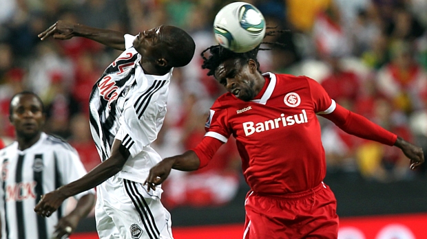 Ekanga, do Mazembe, disputa a bola com Tinga, do Inter, na semifinal do Mundial, em Abu Dhabi