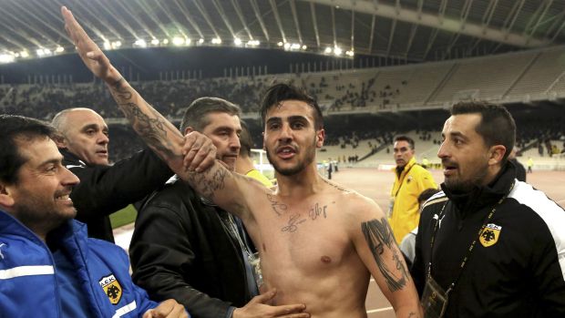Jogador é banido da seleção grega por saudação nazista