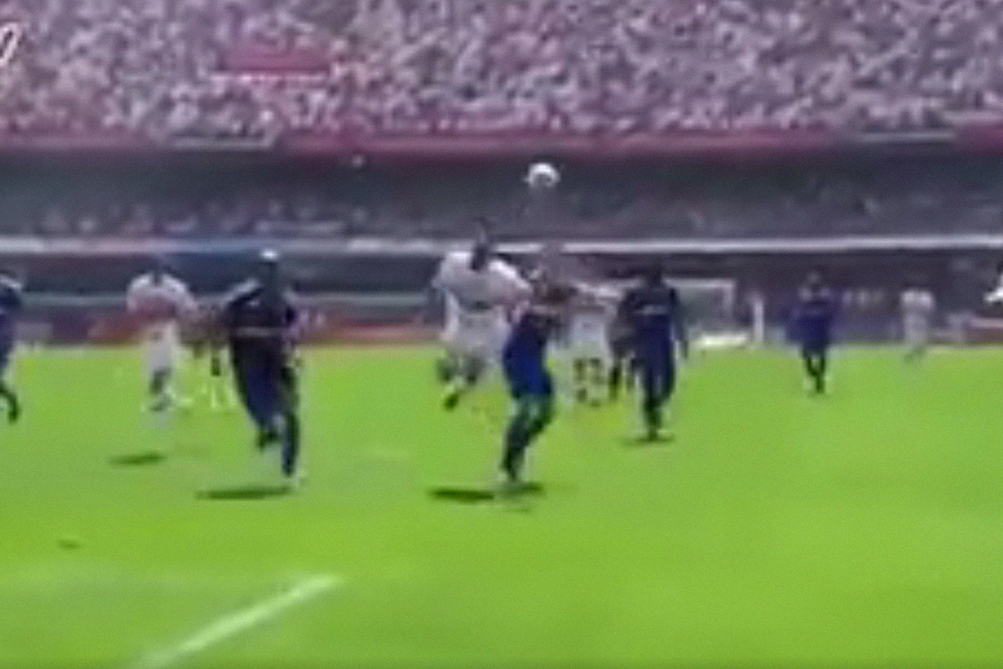 Foi ou não? Vídeo reabre discussão sobre pênalti para o São Paulo