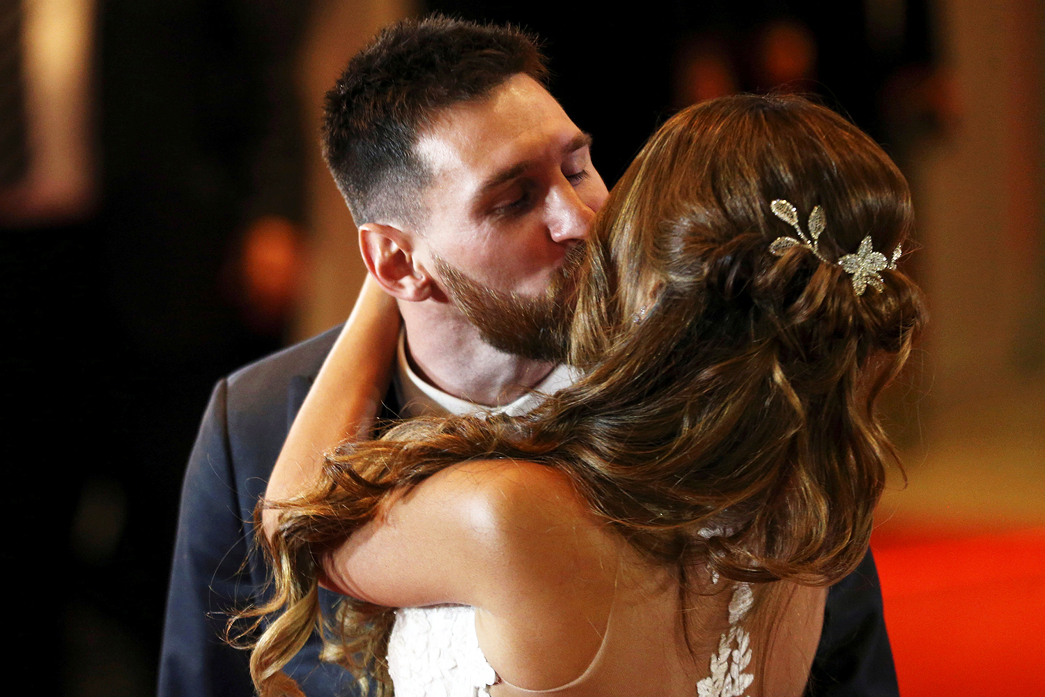 Com desfile de craques, Lionel Messi se casa na Argentina