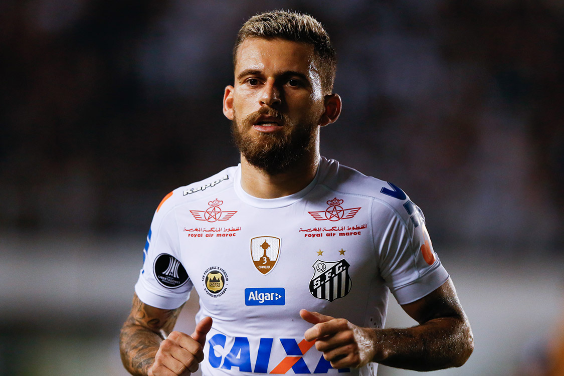Elano admite incômodo com Lucas Lima, alvo da torcida do Santos