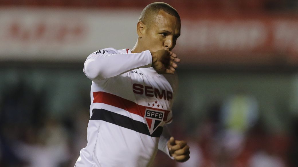 São Paulo vence e assume vice-liderança do Brasileirão