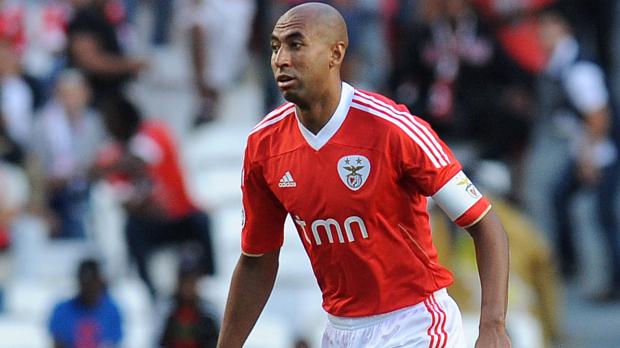 Luisão é suspenso por dois meses por agredir juiz