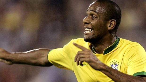 Maicon marcou o primeiro gol do Brasil na campanha da seleção no Mundial de 2010, na África do Sul