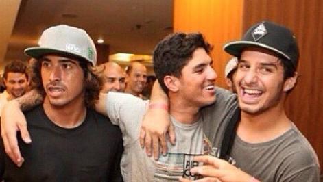 Fanning e Slater parabenizam Medina nas redes sociais