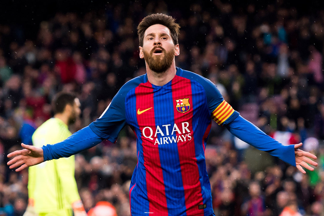 Lionel Messi, do Barcelona, comemora um de seus dois gols contra o Osasuna durante partida válida pela liga espanhola no Camp Nou, Barcelona