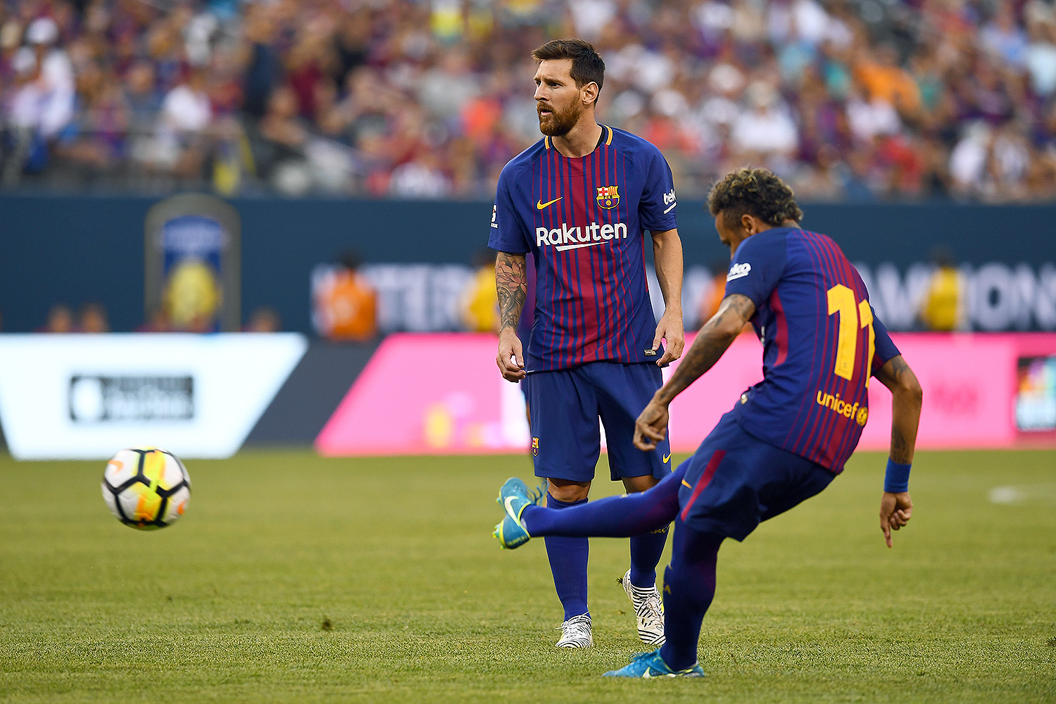 Neymar batendo falta, com o Messi ao lado, no jogo entre Barcelona e Juventus