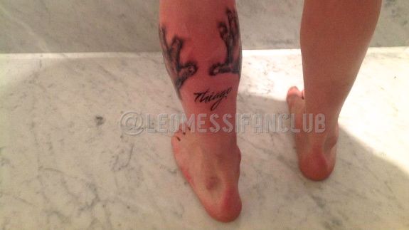 Messi homenageia o filho, Thiago, com tatuagem na perna