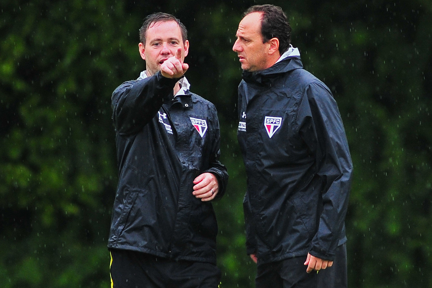 Rogério Ceni e Michael Beale durante a primeira passagem, em 2017 -