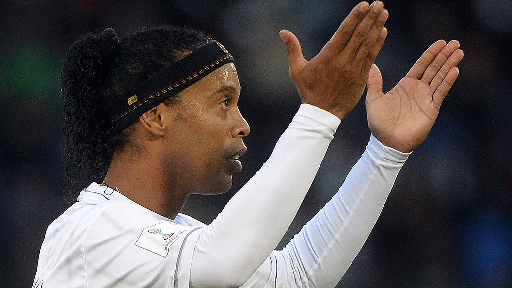 Cartola diz que Ronaldinho fica e craque escala seu irmão