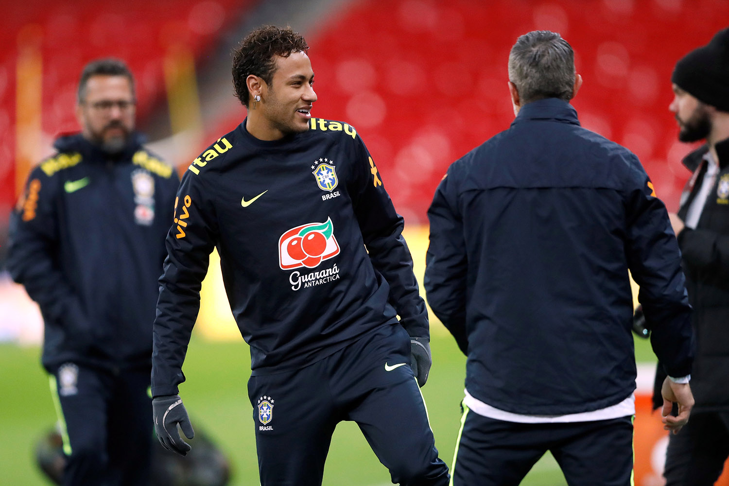 Com força total, seleção enfrenta Inglaterra em Wembley