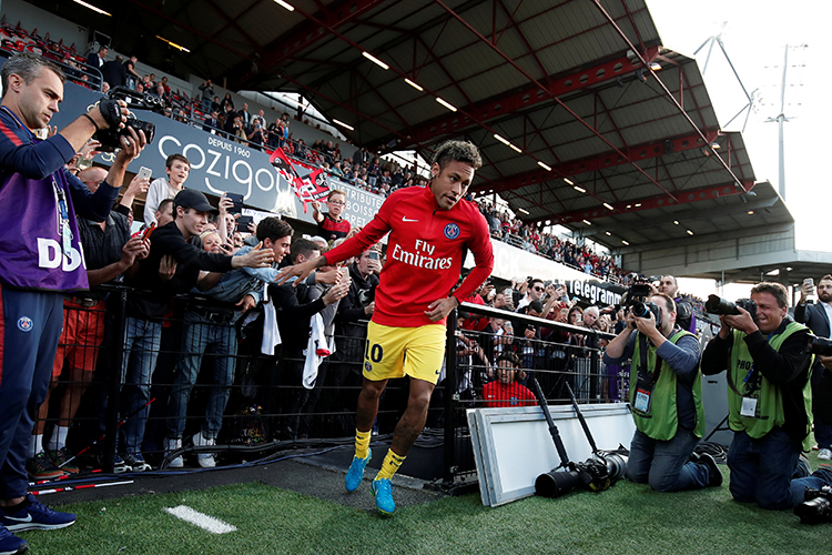 Torcida rival lota estádio para ver Neymar estrear pelo PSG