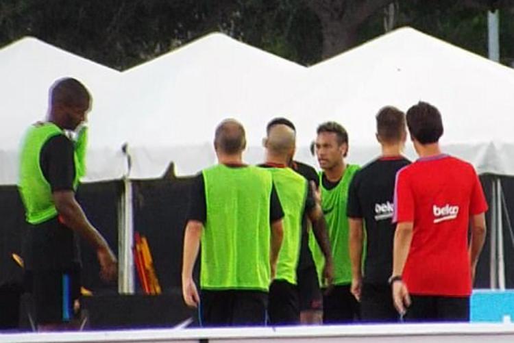 Jogadores do Barcelona tentam conter fúria de Neymar -