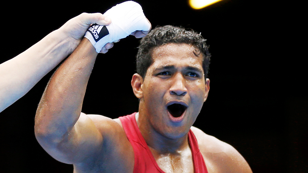 Brasileiro Yamaguchi Falcão vai às quartas de final no boxe