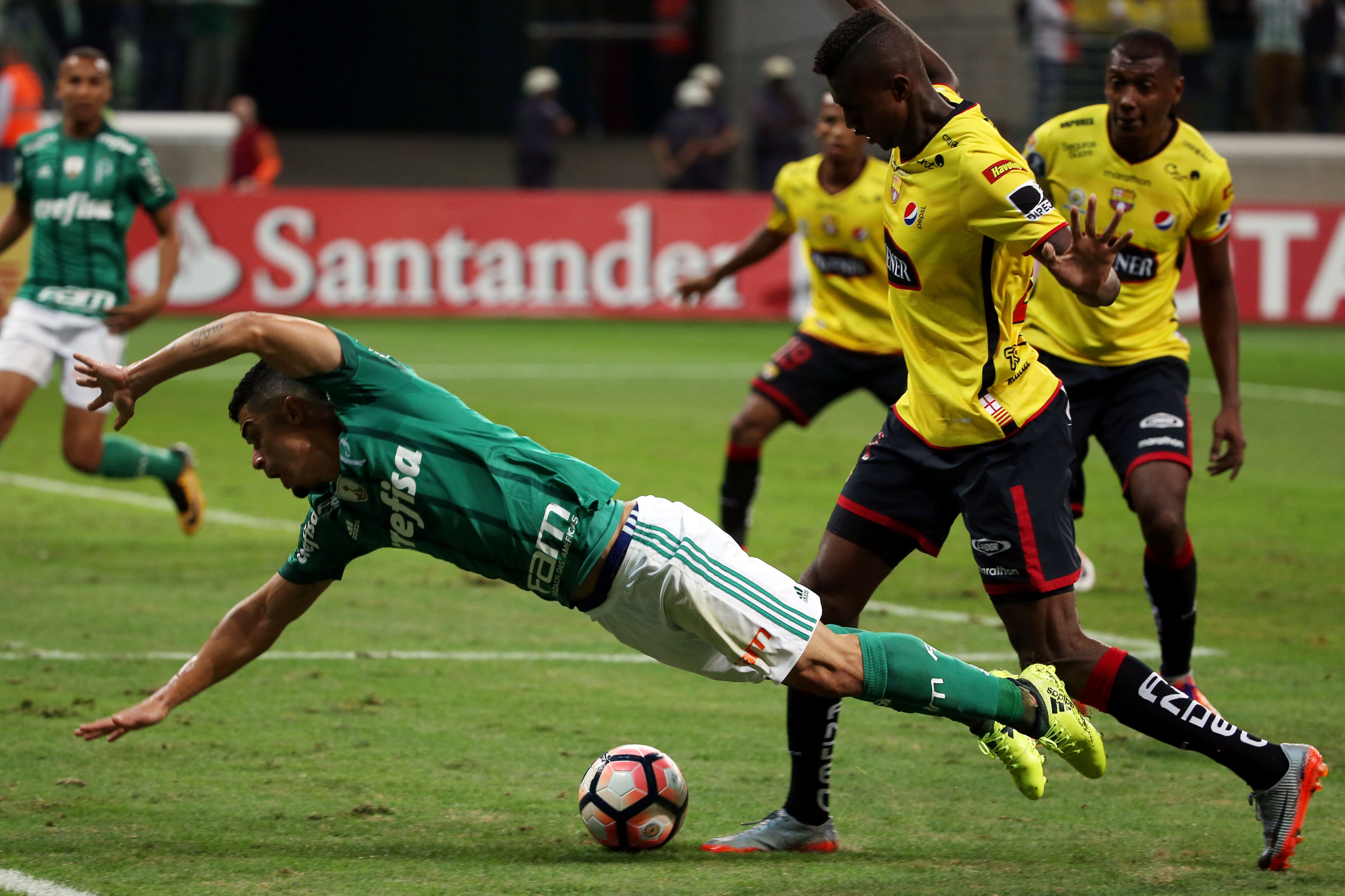 Palmeiras vence, mas é eliminado da Libertadores nos pênaltis