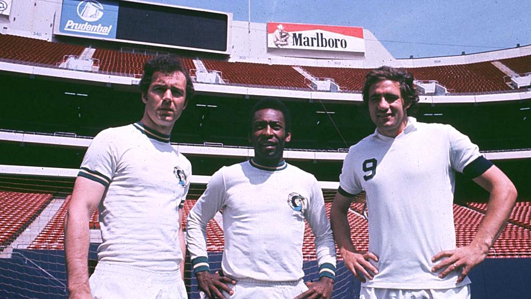 Beckenbauer, Pelé e Chinaglia juntos no Cosmos, em Nova York, para a temporada de 1977