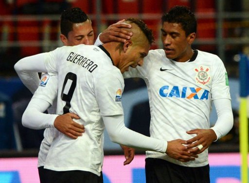 O atacante Paolo Guerrero (camisa 9) comemora com Paulinho (à dir.) e Ralf o gol contra o al Ahly