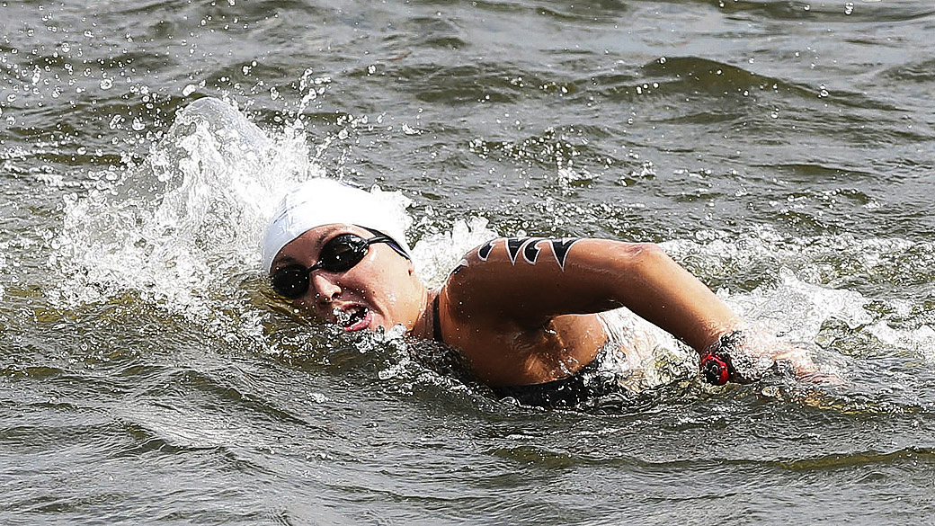 Poliana Okimoto passa mal e abandona maratona aquática